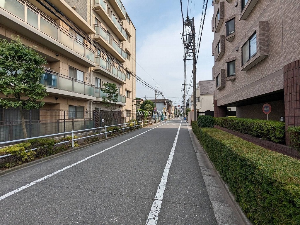 ライオンズシティ蓮根　前面道路